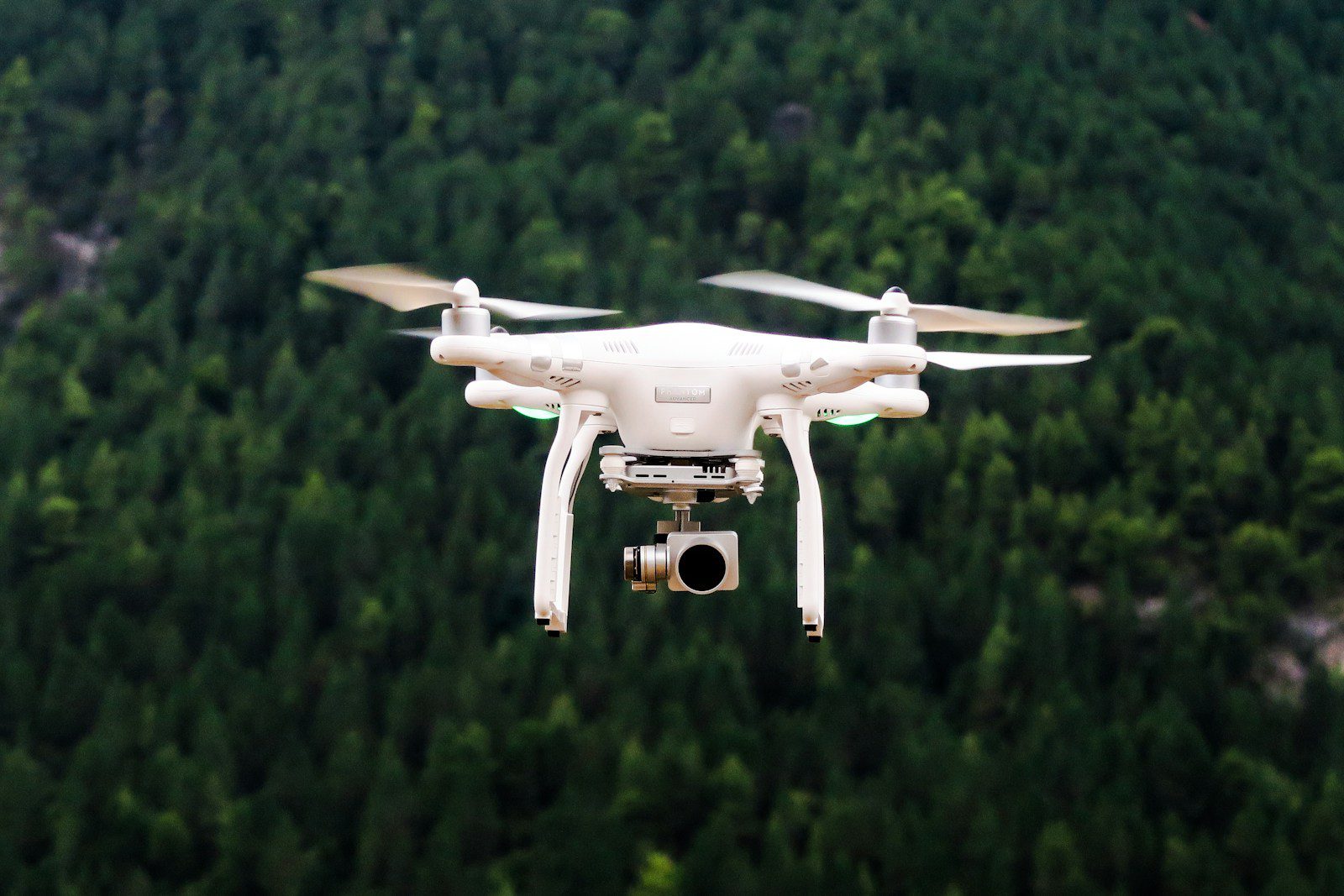 Drone de monitoramento sobrevoando floresta